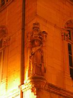 Lyon, Statue face a l'abbaye d'Ainay